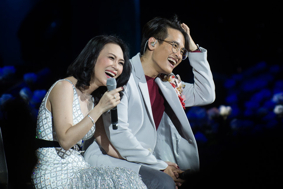 Mỹ Tâm lần đầu tựa vai Hà Anh Tuấn, cùng hát về thời thanh xuân